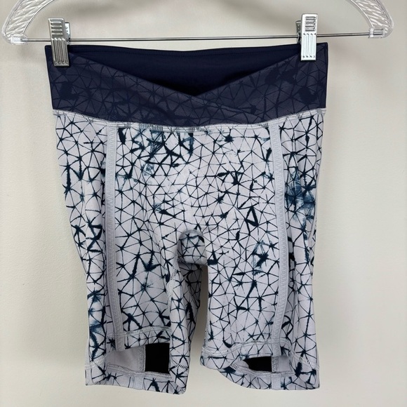 Lululemon Biking Shorts Size 6 - Picture 1 of 4